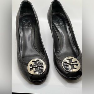 Black Tory Burch Wedge - Silver emblem
